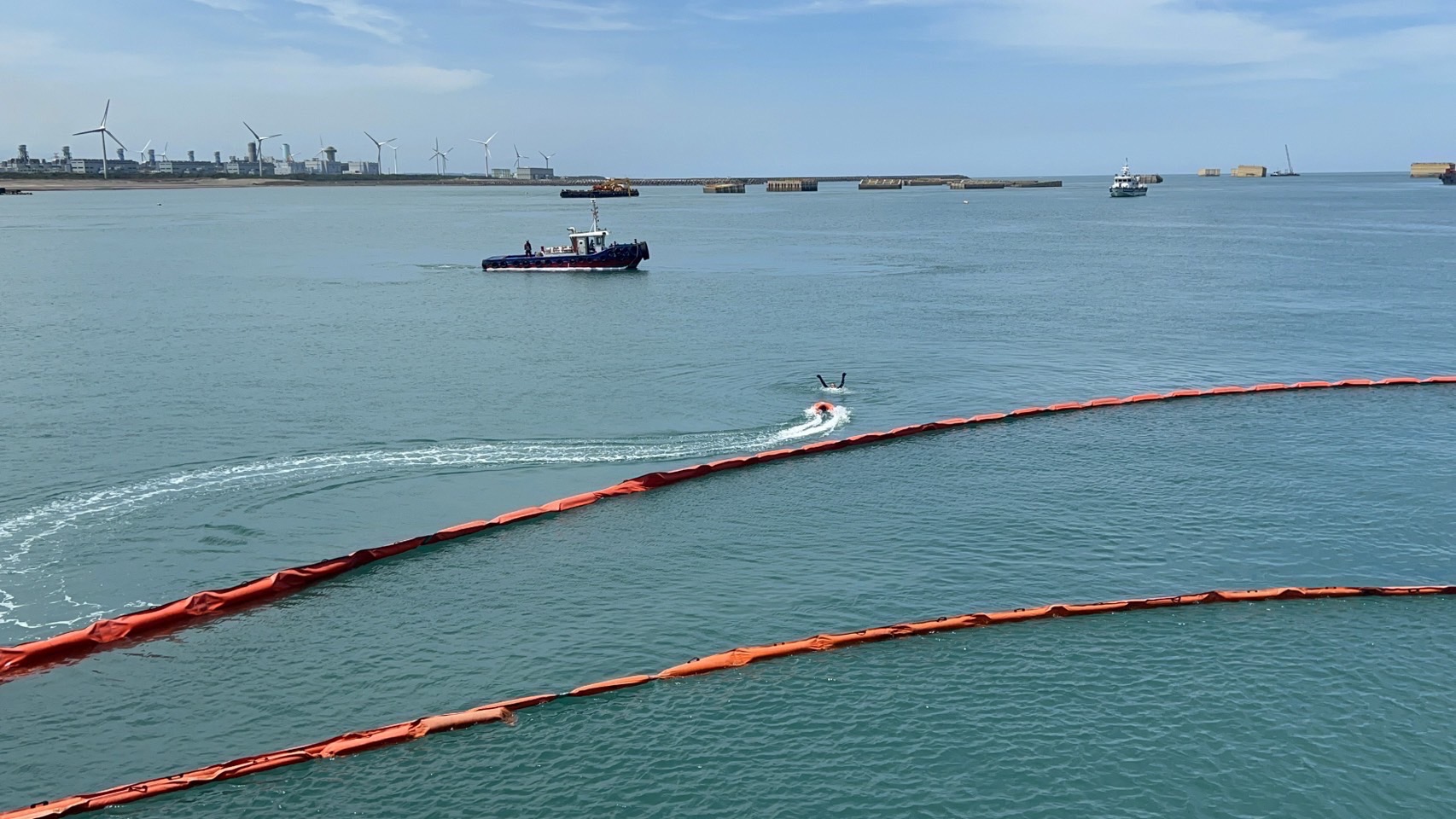 海洋環境安全守護 桃園市聯手海委會及中油公司 執行海洋污染緊急應變聯合演練5.jpeg